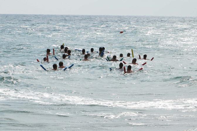 Giocatori del Parma in acqua con i tubi galleggianti. Scuro